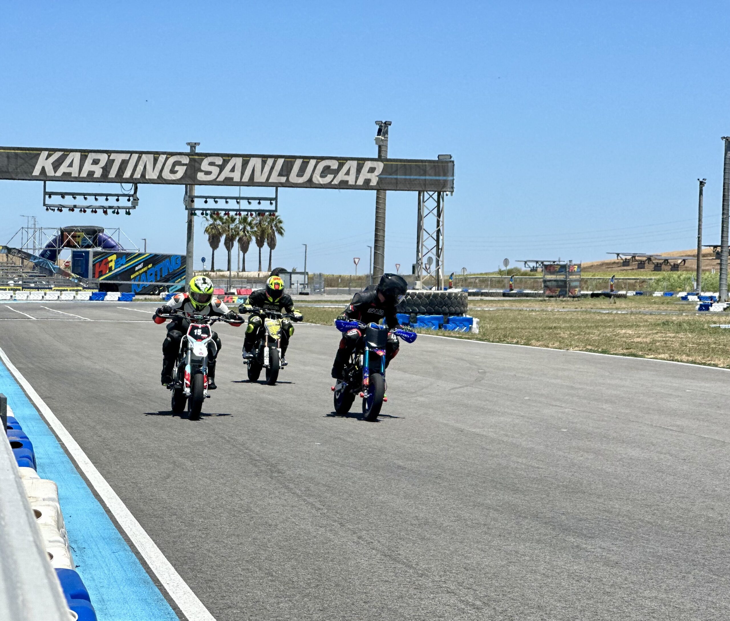 Prepárate para la adrenalina sobre asfalto con las Pit Motard de PitBike24!